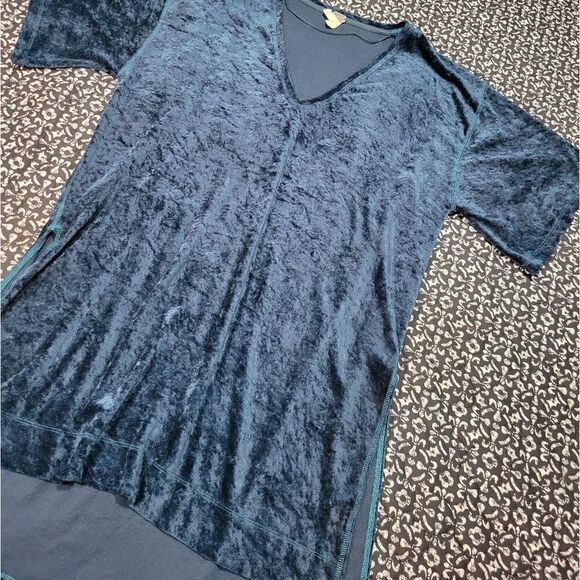 WeāTheāFreeĀ BlueāVelvetāTunic - Picture 2 of 7